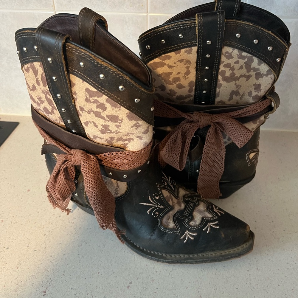 SOLD Cowgirl boots! Only worn a couple of times. Size 8.5 for women